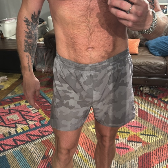 Men’s gray camo gym shorts stretch lined - Picture 1 of 7